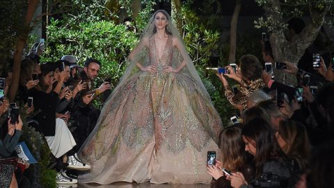 أسبوع كوتور باريس : إيلي صعب ربيع 2015 يستعين بأناقة والدته