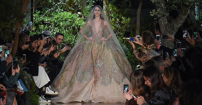 أسبوع كوتور باريس : إيلي صعب ربيع 2015 يستعين بأناقة والدته