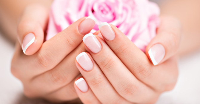 أظافرك هشة وتالفة؟.. إليكِ الحل الفعال