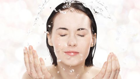 6 أشياء لم تعرفيها من قبل عن غسل الوجه