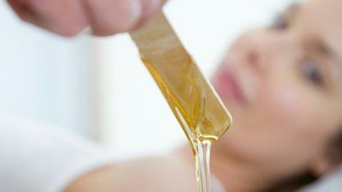 طريقة إزالة الشعر بالشمع البرازيلي في المنزل