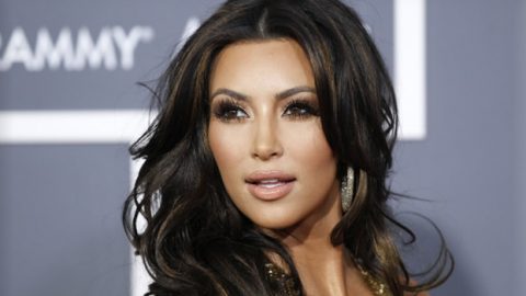 كيم كاردشيان تثير الجدل بتنورتها القبيحة