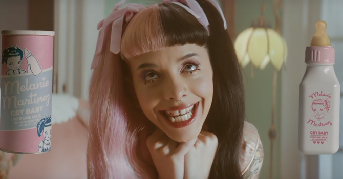 مطربة أمريكية تطلق عطرًا جديدًا من وحي حليب الأطفال