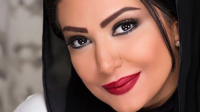 مكياج عيون دخاني بسيط مع احمر شفاه احمر للمرأة الخليجية