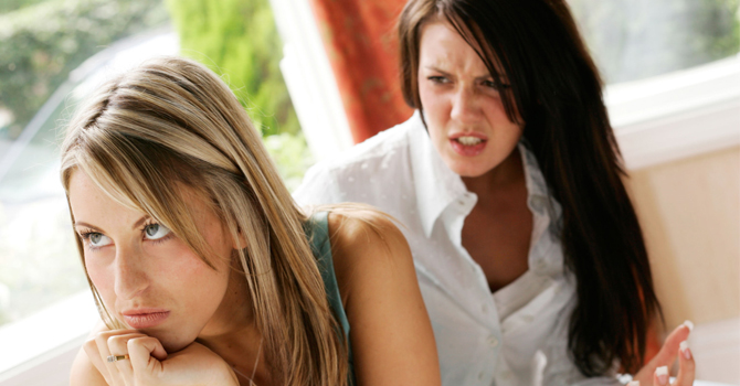 5 علامات تشير إلى أنكِ صديقة سيئة