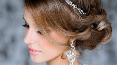 تسريحة الكعكة مع اكسسوار معدني مليئ بالفصوص لعروس 2015