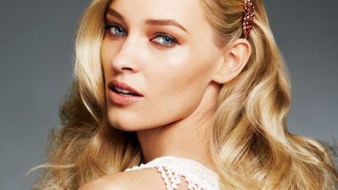 تسريحة شعر جانبية مع اكسسوار لامع أنيق لسهرة رأس السنة 2015