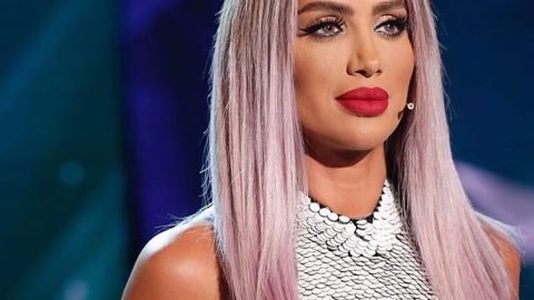 مايا دياب بشعر اشقر مع وردي