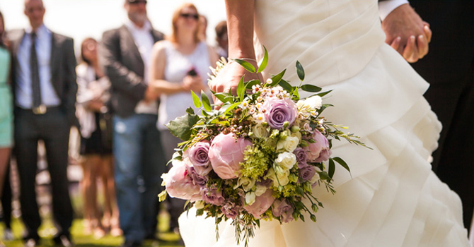 أشخاص تجنبي دعوتهم في حفل زفافك