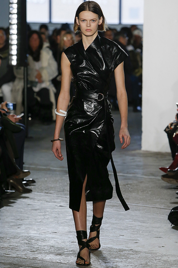 فستان جلد لامع من Proenza Schouler بأسبوع نيويورك شتاء 2018