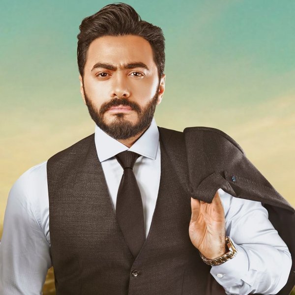 تامر حسني يُحذر الجمهور من عملية نصب تتم بإسمه