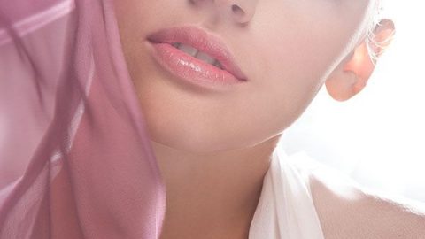 مكياج العيون الدخانية مع أحمر شفاه وردي نيود
