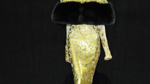 فستان ذهبي بتفاصيل الفرو Guo Pei هوت كوتور شتاء 2016