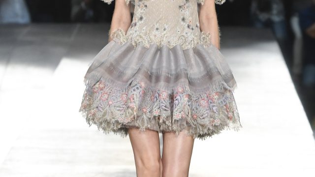 فستان رمادي تل من Alexis Mabille هوت كوتور خريف 2016