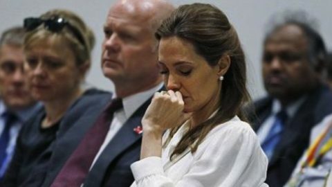 أنجلينا جولي تبكي من أجل ضحايا الإغتصاب