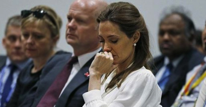 أنجلينا جولي تبكي من أجل ضحايا الإغتصاب