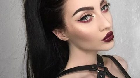 رسمة اي لاينر مجنح حاد مع احمر شفاه احمر داكن 2016