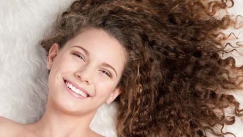 أسباب تدفعك للإحتفاظ بإطلالة شعرك الطبيعي