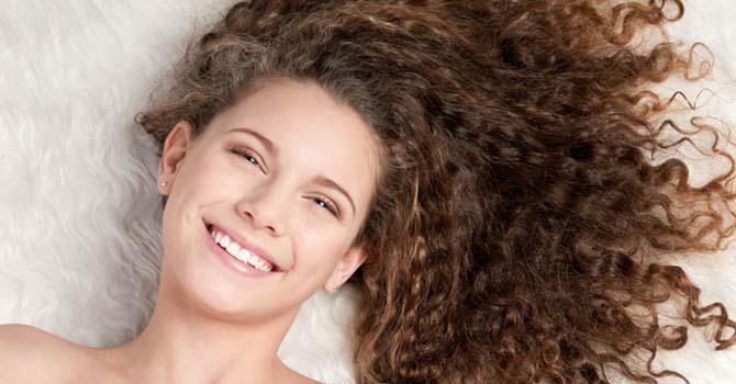 أسباب تدفعك للإحتفاظ بإطلالة شعرك الطبيعي