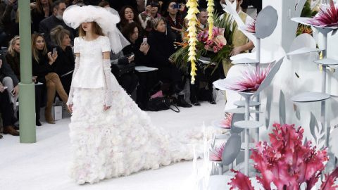 أسبوع كوتور باريس : شانيل تغمرها الورود لربيع 2015