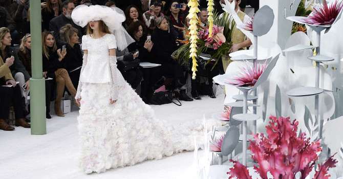 أسبوع كوتور باريس : شانيل تغمرها الورود لربيع 2015