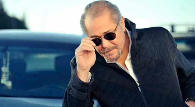 بالفيديو: سر ارتداء محمود عبد العزيز النظارة السوداء