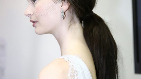 تسريحة الذيل حصان المزينة بطوق من التل المفرغ للعروس من Jenny Packham ربيع 2015
