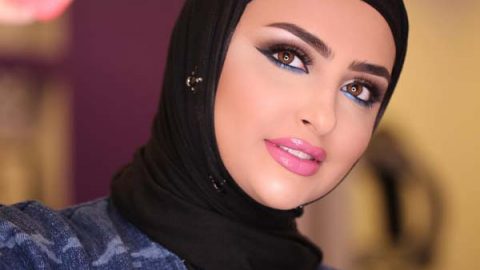 الفاشينيستا سندس القطان تعتمد رسمة عيون مزينة بالظلال الزرقاء