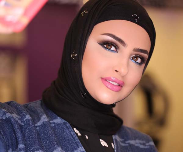 الفاشينيستا سندس القطان تعتمد رسمة عيون مزينة بالظلال الزرقاء