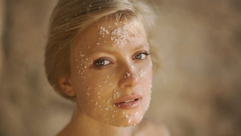 5 أسرار جمالية لملح البحر يجب أن تعرفيها