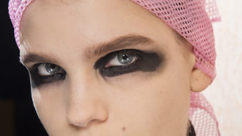 باندانا الشعر المفرغة مع الكحل الملطخ والشفاه النيود من Dries Van Noten خريف 2016