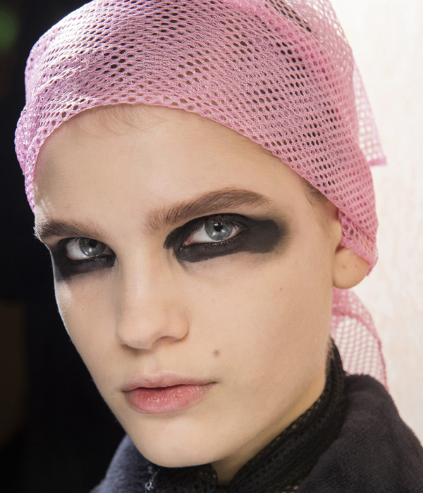 باندانا الشعر المفرغة مع الكحل الملطخ والشفاه النيود من Dries Van Noten خريف 2016