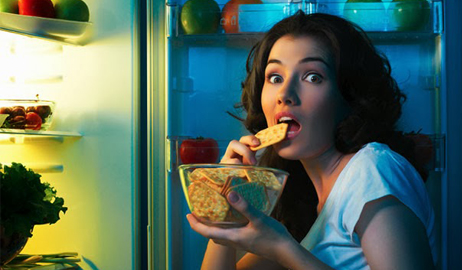 أطعمة تزيد من وزنك عند تناولها في المساء