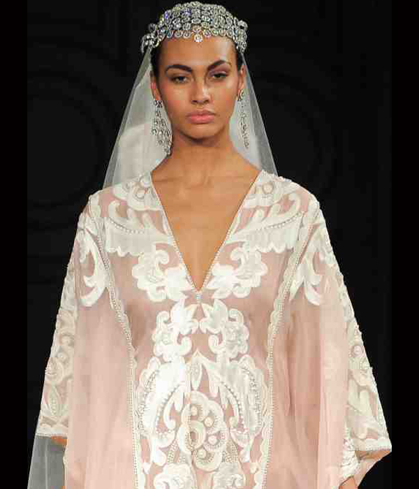 إكسسوار شعر بطابع هندي من naeem khan لعروس ربيع 2017