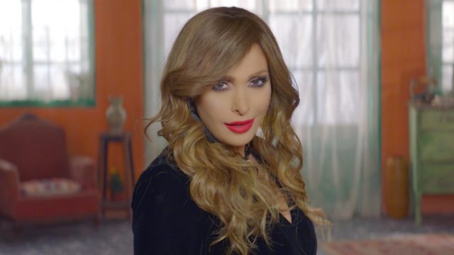 أمل حجازي ترتدي الحجاب .. هل تعتزل الغناء؟