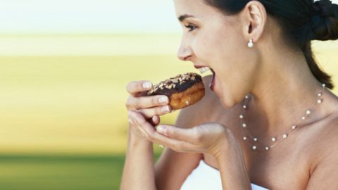 6 أطعمة تجنبي تناولها قبل حفل زفافك