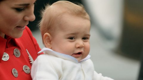 الأمير جورج يخطف أنظار العالم