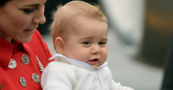 الأمير جورج يخطف أنظار العالم