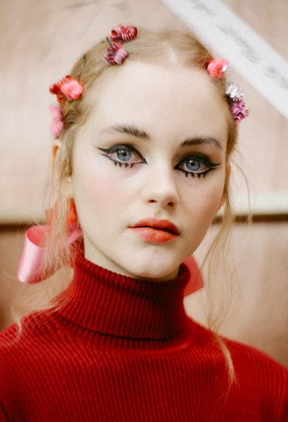 رسمة أي لاينر جرافيك مع احمر شفاه سيمون 2016