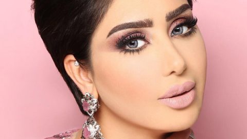الممثلة هنادي الكندري بمكياج عيون وردي لامع مع أحمر شفاه وردي فاتح بتوقيع ألاء دشتي