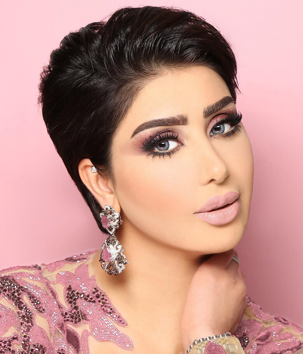 الممثلة هنادي الكندري بمكياج عيون وردي لامع مع أحمر شفاه وردي فاتح بتوقيع ألاء دشتي