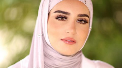 الفاشينيستا دلال الدوب بعدسات لاصقة عسلية