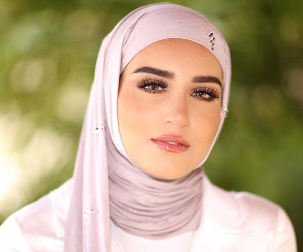 الفاشينيستا دلال الدوب بعدسات لاصقة عسلية