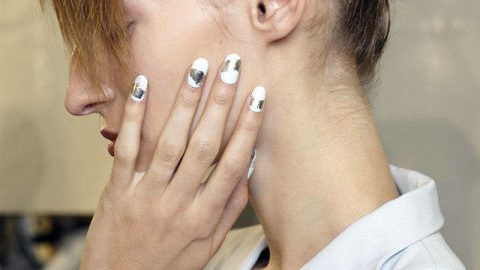 موضة nail art بالأبيض والفضي الميتاليك ربيع 2015