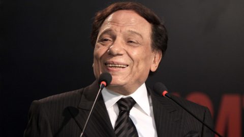 عادل امام يصدم ضيوفه بتأجيل زفاف ابنه من جديد