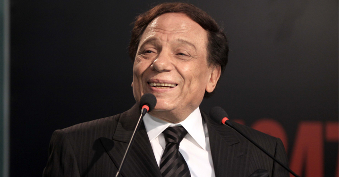 عادل امام يصدم ضيوفه بتأجيل زفاف ابنه من جديد