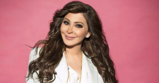 إليسا نجمة إيلي صعب المفضلة في عرضه الأخير بباريس