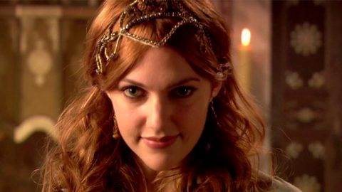 مريم أوزرلي سعيدة بمداعبة إبنتها