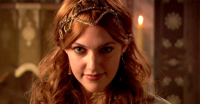 مريم أوزرلي سعيدة بمداعبة إبنتها