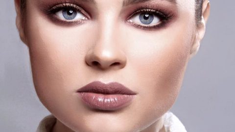 مكياج عيون ترابي داكن مع أحمر شفاه نيود من سارة حسن